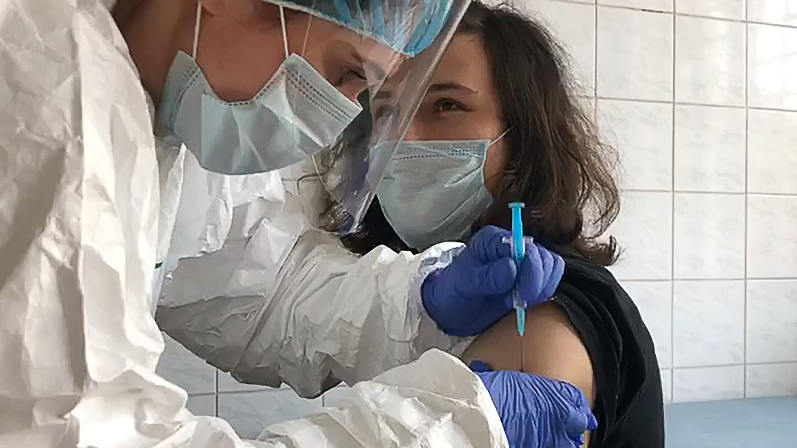Terminan pruebas de la vacuna rusa contra COVID-19 que sería distribuida en unos días