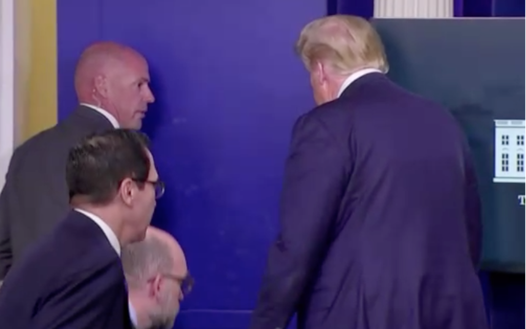 Trump es sacado abruptamente de rueda de prensa, tras alerta de tiroteo | Videos