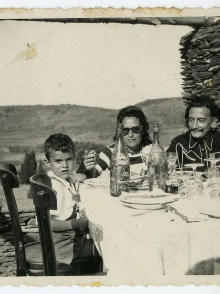 Gala coge de la mano a Joan, mientras Dalí lo mira, tras una comida en la terraza del hotel Port Lligat, a comienzos de los años cincuenta, en una imagen sin fotógrafo conocido.