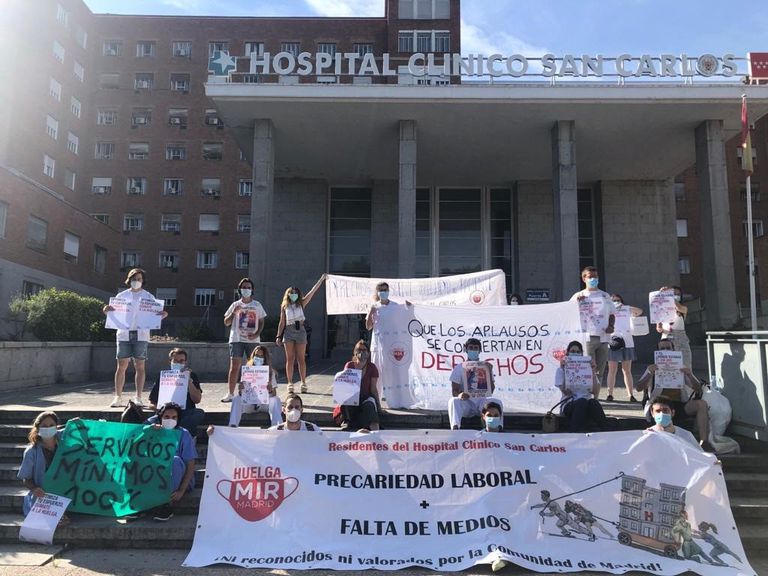 Los médicos internos residentes (MIR) de la Comunidad de Madrid se concentran en el hospital Clínico San Carlos de Madrid.