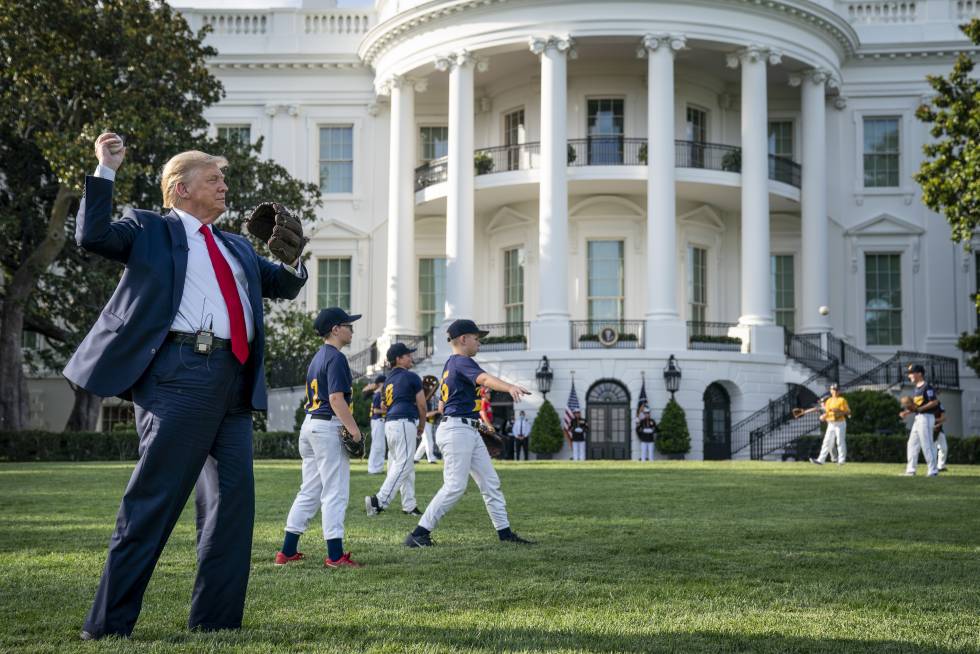 Donald Trump lanzando la pelota durante un partido de béisbol celebrado en la Casa Blanca el 23 de julio para celebrar la inauguración de las grandes ligas.