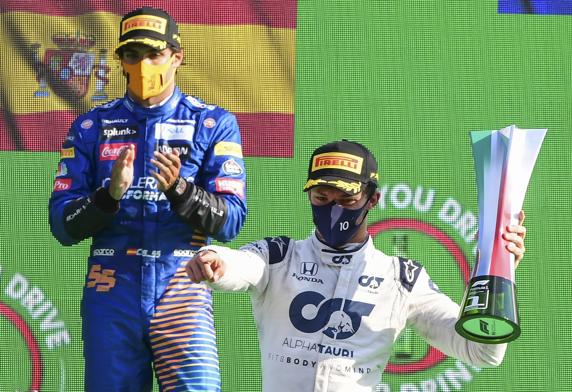 Sainz, aplaudiendo a Gasly en el GP de Italia de F1 2020