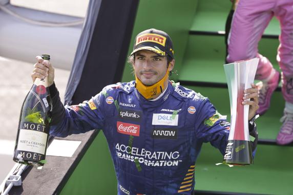 Carlos Sainz celebra su segunda posición en el GP de Italia de F1 2020 en Monza