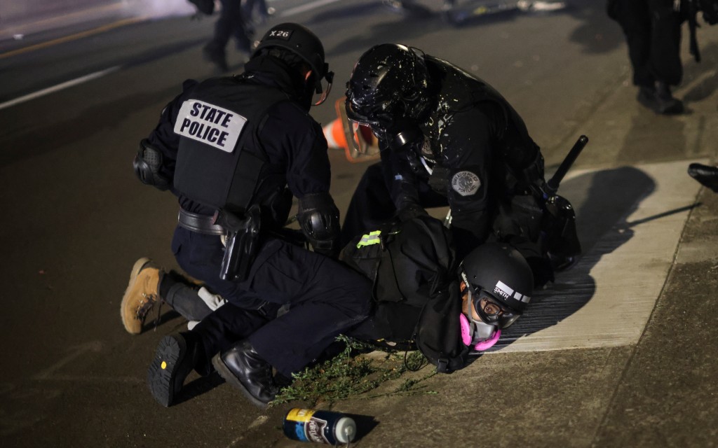 Detienen a 59 personas durante protestas contra violencia policiaca en Portland