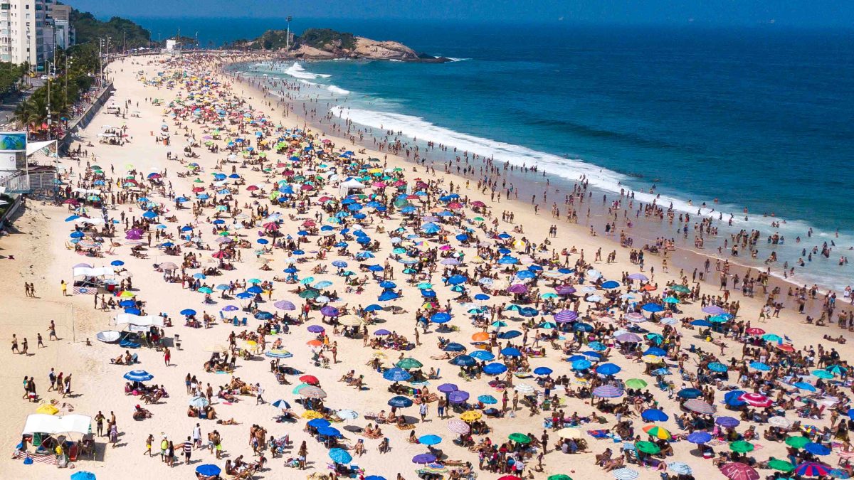 Playas al tope: miles desafían las normas en Brasil pese a la pandemia