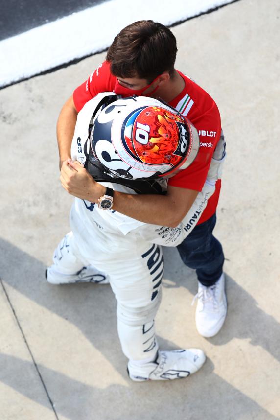Leclerc, abrazando a su amigo Gasly por ganar en Monza