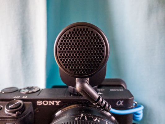 El micrófono en cámara MKE 200 de Sennheiser es la actualización perfecta para videoconferencias domésticas