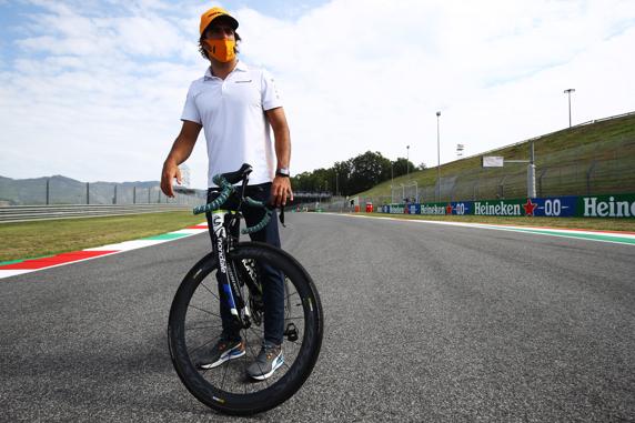 Carlos Sainz, realizando una vuelta al circuito de Mugello