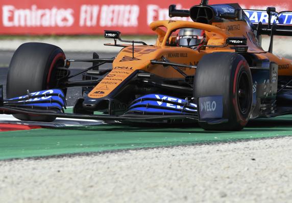 Carlos Sainz, con su McLaren en el GP de la Toscana de F1 2020