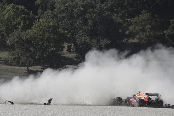 Verstappen, fuera tras el primer accidente
