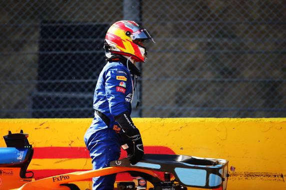 Sainz, tras el accidente en la resalida tras el 'Safety Car'
