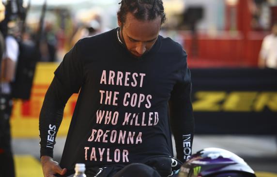 Lewis Hamilton luce una camiseta pidiendo el arresto a los policias 'que asesinaron a Breonna Taylor' en el podio del GP de la Toscana de F1 2020