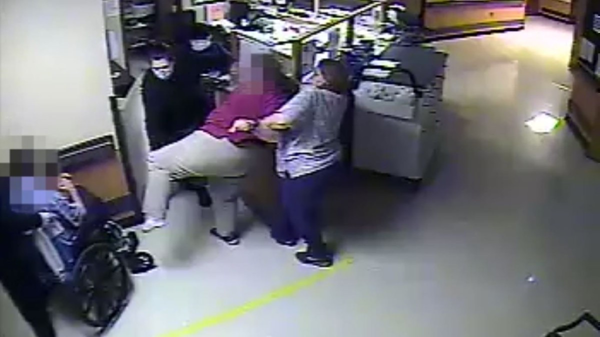En video: enfermeras tiran al suelo y someten a mujer con discapacidad por casi 20 minutos