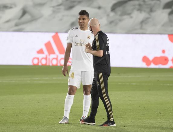 Casemiro junto a Bettoni, segundo entrenador del Real Madrid