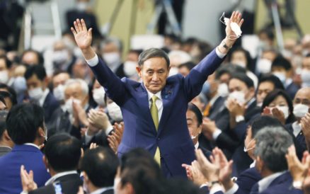 El partido gobernante de Japón elige a Yoshihide Suga como nuevo líder