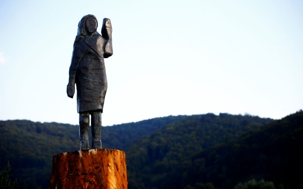 Tras la quema de estatua de madera de Melania Trump, inauguran una de bronce en Eslovenia