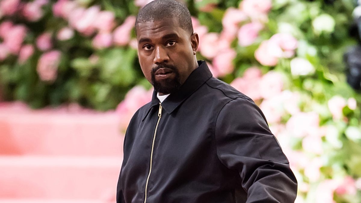 Kanye West publica video en el que orina sobre un Grammy en medio de su disputa con las discográficas