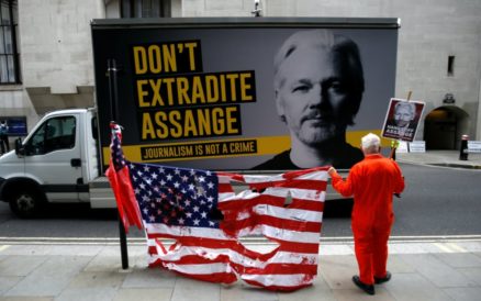 Defensa de Assange alerta de que presenta una depresión severa y comportamientos suicidas