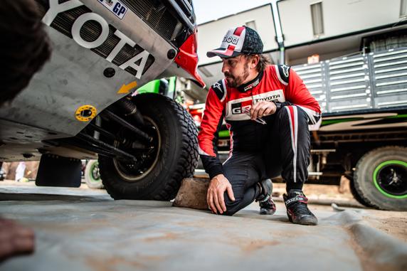 En la docuserie se puede vivir desde dentro la preparación de Alonso para el Dakar e imágenes on board con comentarios exclusivos de lo que decían Alonso y Marc Coma dentro del coche