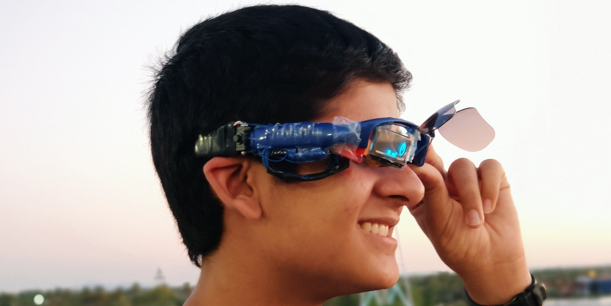 Cómo un joven de 16 años construyó lentes inteligentes que son mejores que los de Google