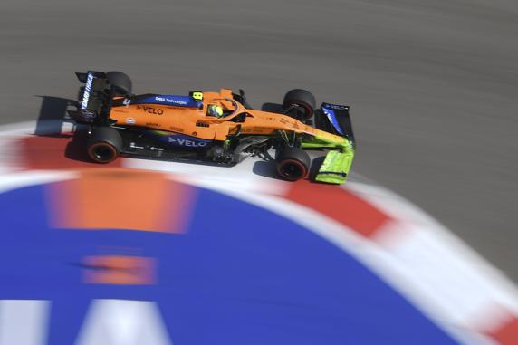 Norris, probando el nuevo morro de McLaren y el nuevo alerón delantero, con parafina, en la FP1 del GP de Rusia de F1 2020