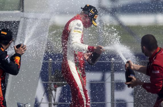Mick Schumacher celebra su segunda victoria del año en la F2 en Sochi