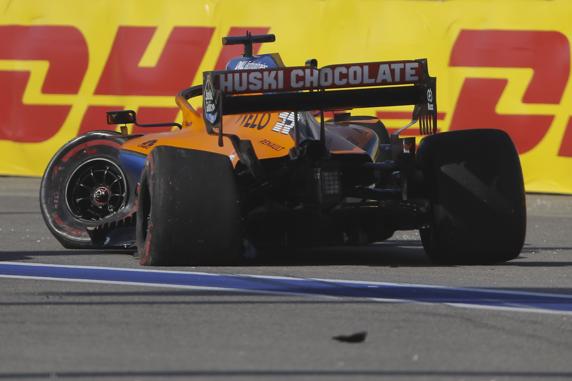 El McLaren de Sainz, tras el accidente en el primer giro