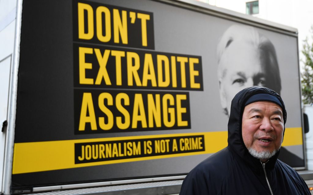 Artista chino Ai Weiwei protagoniza protesta contra la extradición de Julian Assange
