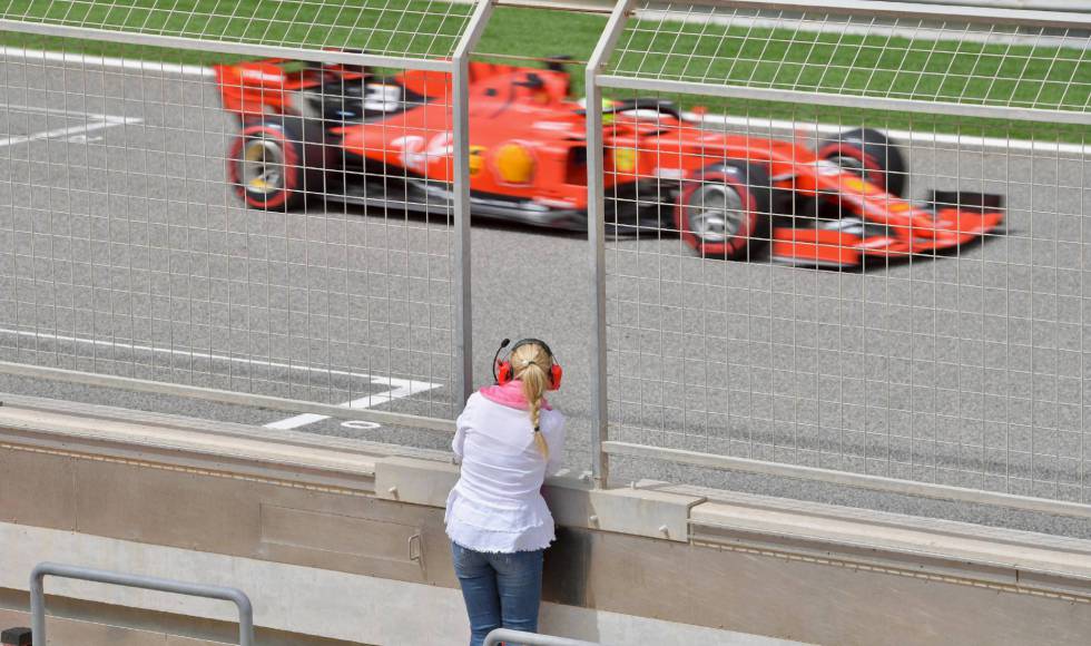 Corinna Schumacher, de espaldas, observa el paso de su hijo Mick Schumacher pilotando un Ferrari, en Baréin, en abril.