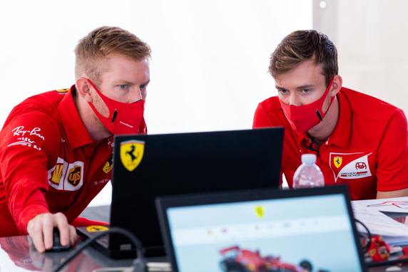 Ilott, antes de debutar con el Ferrari de F1 en Fiorano en un test previo a su estreno en los Libres 1 de Nürburgring