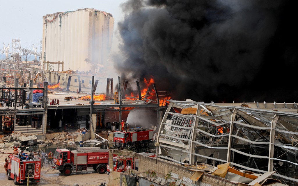 A un mes de la gran explosión, reportan incendio en área portuaria de Beirut | Videos
