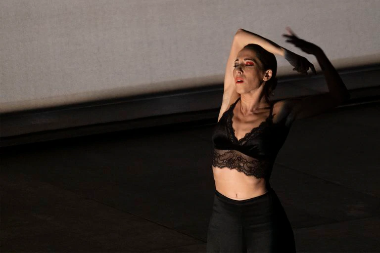 Sevilla/28-09-2020: La bailora Ana Morales durante su espectáculo 'En la cuerda floja', representado en el Teatro central de Sevilla y enmarcado en la Bienal de Flamenco.