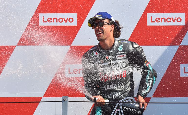 Franco Morbidelli celebra la victoria en el podio del circuito de Misano.