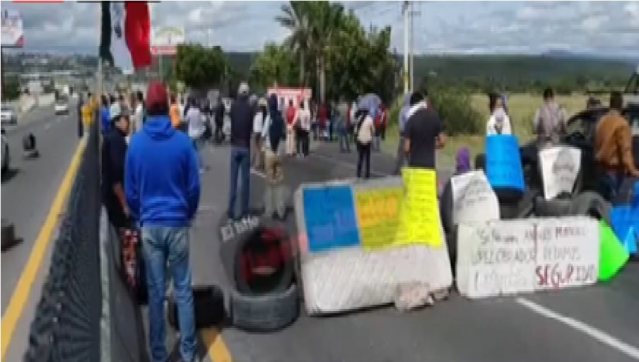 Bloqueada autopista Querétaro-Celaya, lugareños de San Juan del Llanito exigen cese y acoso de grupos delictivos