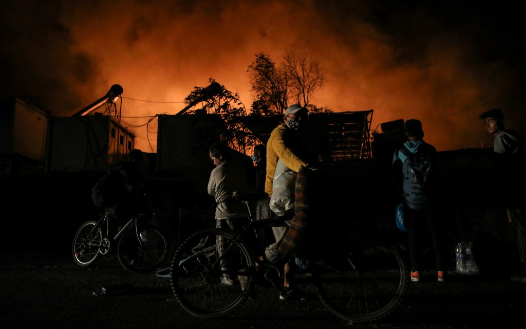 Campamento de refugiados de Moria queda destruido por varios incendios | Videos