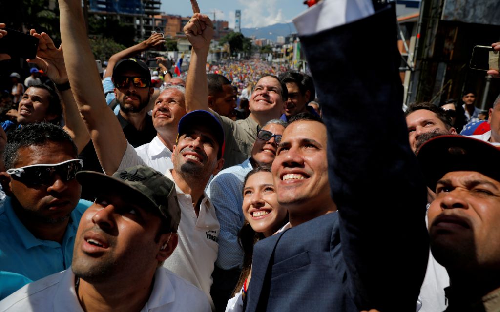 Capriles apuesta por la vía del diálogo en Venezuela y se aleja de Guaidó