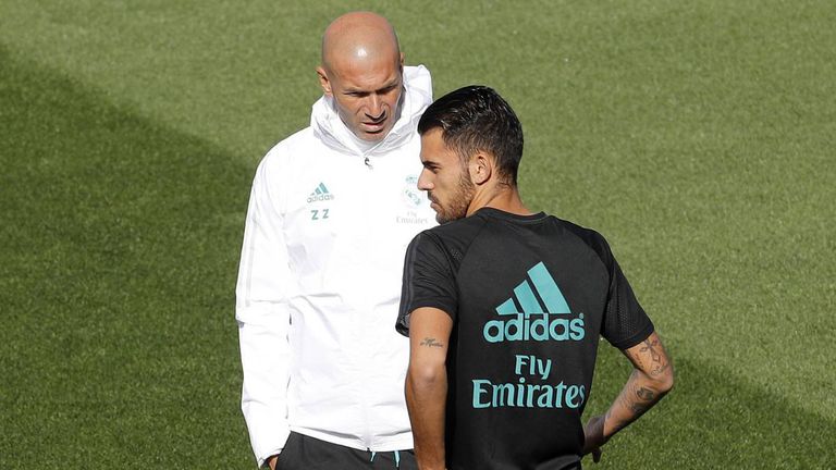 Ceballos y Zidane, en un entrenamiento del Real Madrid.