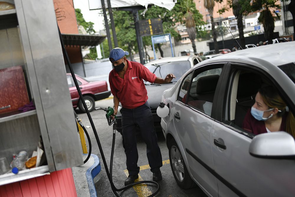 Días de demora frente a los surtidores: la escasez de gasolina se agrava en Venezuela