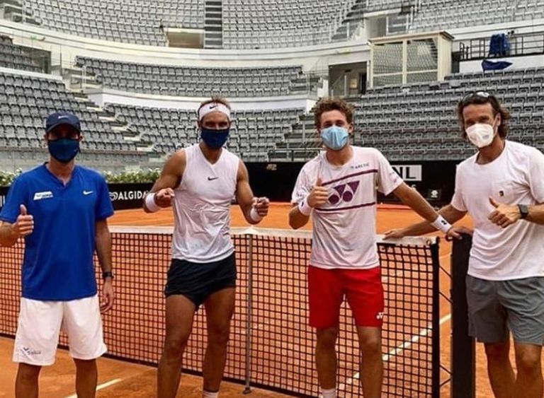 De izquierda a derecha, Nadal posa en Roma con Clar, Ruud y Moyà tras un entrenamiento. / INSTAGRAM