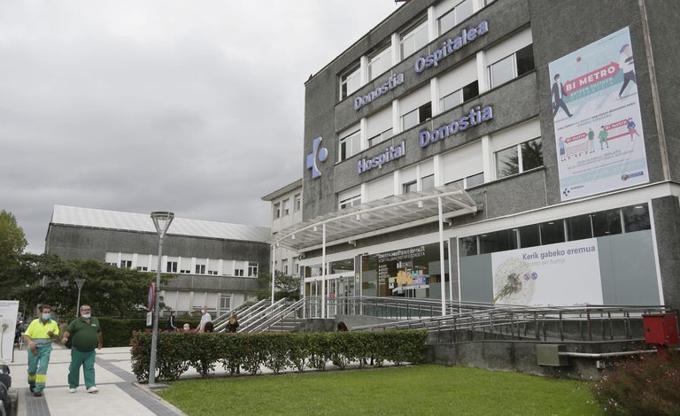 Entrada principal del Hospital Donostia, en San Sebastián.