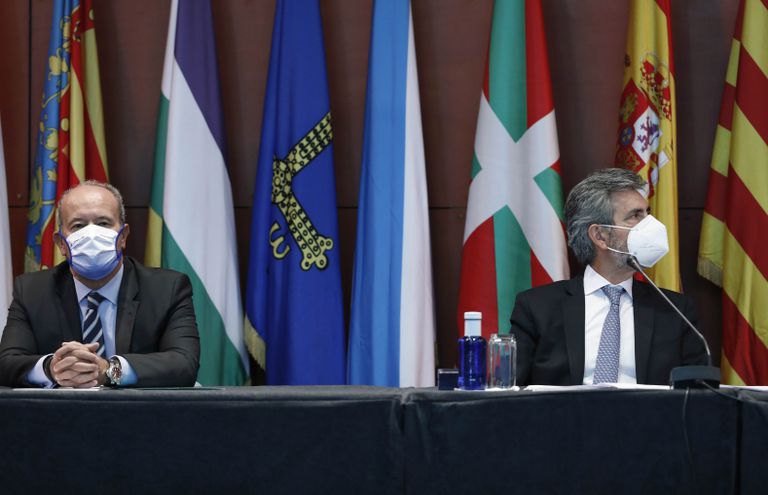 El ministro de Justicia, Juan Carlos Campo, y el presidente del Consejo General del Poder Judicial (CGPJ), Carlos Lesmes, durante el acto de entrega de despachos a la nueva promoción de jueces, este viernes en Barcelona.
