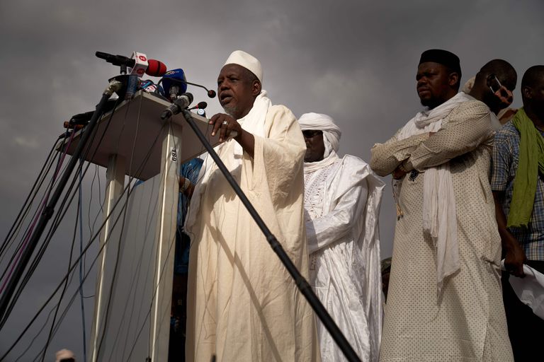 El imam Mahmud Dicko, en la manifestación del pasado 5 de junio en Bamako que reclamaba la dimisión del presidente maliense.
