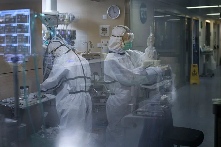 Dos sanitarios con trajes de protección en la UCI del hospital Vall d’Hebron de Barcelona el pasado 7 de abril.