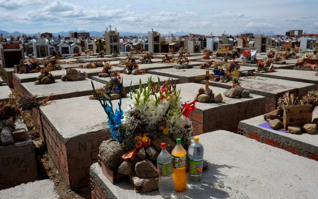 Familias bolivianas recurren a tumbas clandestinas debido a cementerios colapsados por coronavirus