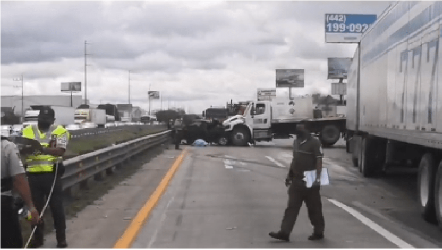 Fatal accidente; carambola  en Autopista  México- Querétaro, hay un muerto
