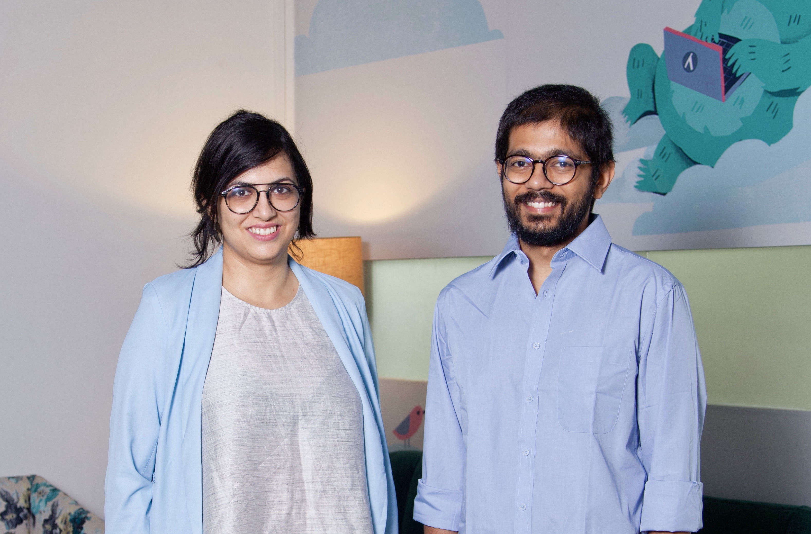 Rajoshi Ghosh, cofundador y director de operaciones (izquierda) y Tanmai Gopal, cofundador y director ejecutivo (derecha).