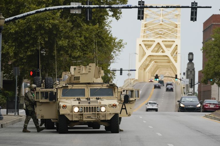 La ciudad de Louisville con vehículos militares preparada para una noche de violencia.
