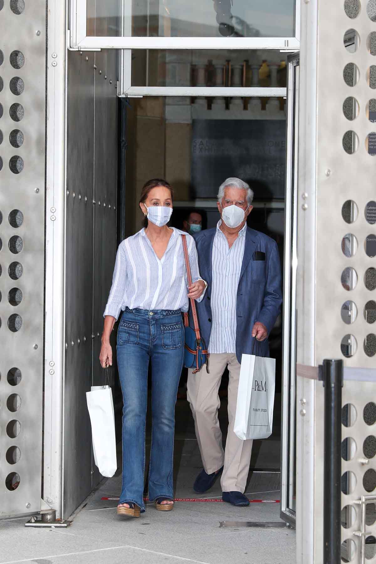 Isabel Preysler y Mario Vargas Llosa tras visitar la exposición de Botero en Madrid / GTRES