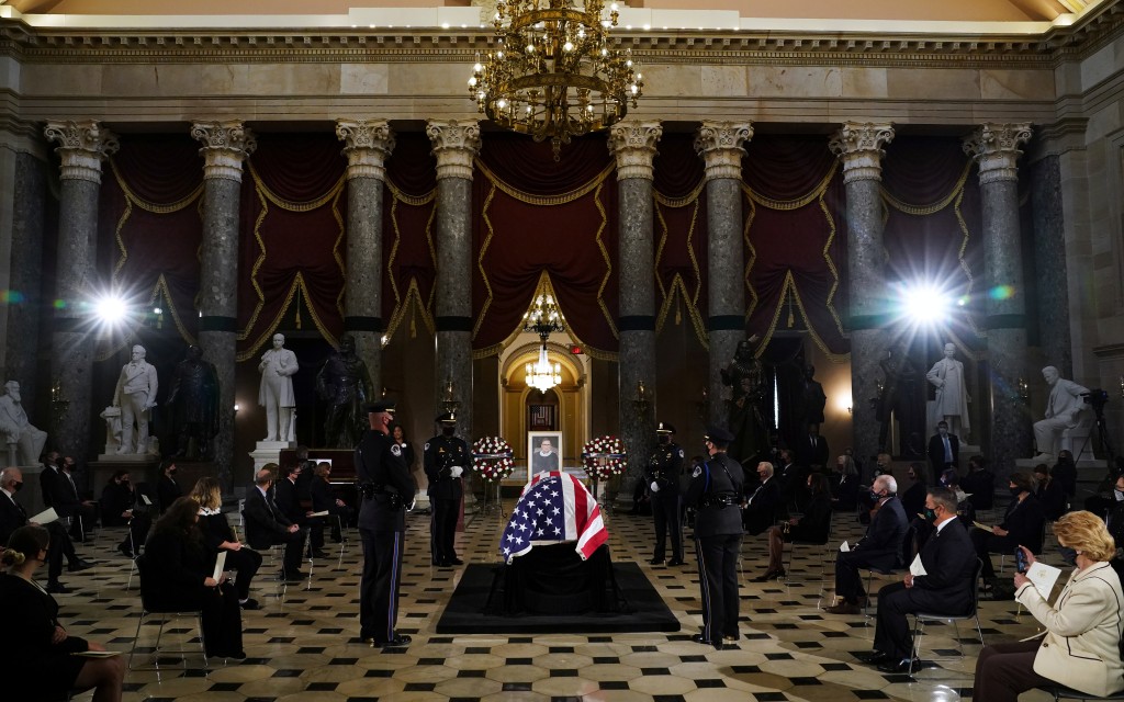 Jueza Ginsburg vuelve a hacer historia con homenaje en el Capitolio | Video