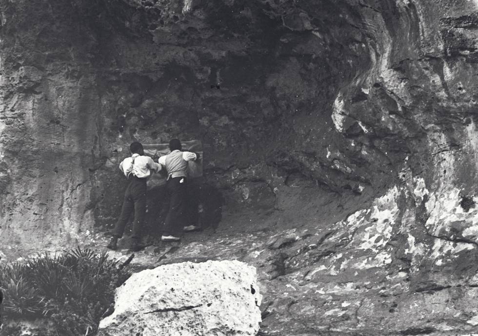 Francisco Benítez y su ayudante Jaime Poch calcan una pintura rupestre en la Cueva de la Araña, en Bicorp (Valencia), en 1920.